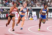 　女子２００メートル予選で力走する井戸アビゲイル風果（左）