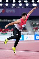 　男子やり投げ予選で投てきする崎山雄太