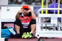 　男子やり投げ予選の競技を終え、悔しそうな表情を見せる崎山雄太