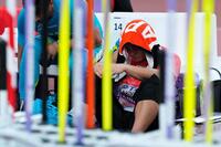 　男子やり投げ予選の競技を終え、肩を落とす崎山雄太