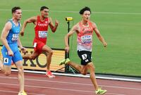 　男子２００メートル予選で力走する鵜沢飛羽（右）