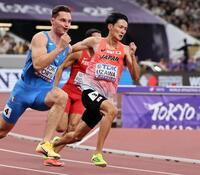 　男子２００メートル予選で力走する鵜沢飛羽（右）