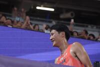 　男子２００メートル予選を突破し、万雷の拍手を浴びる鵜澤飛羽（撮影・石井剣太郎）