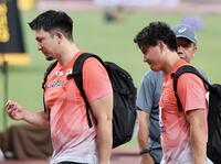 　男子やり投げ予選で敗れ、引き揚げるディーン元気（左）と崎山雄太（撮影・石井剣太郎）
