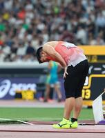 　男子やり投げ予選で３投目を終え、一礼するディーン元気