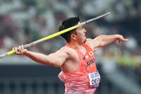 　男子やり投げ予選のディーン元気の１投目