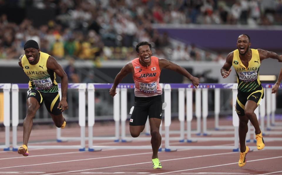 　男子１１０メートル障害決勝でゴールする村竹ラシッド（撮影・石井剣太郎）