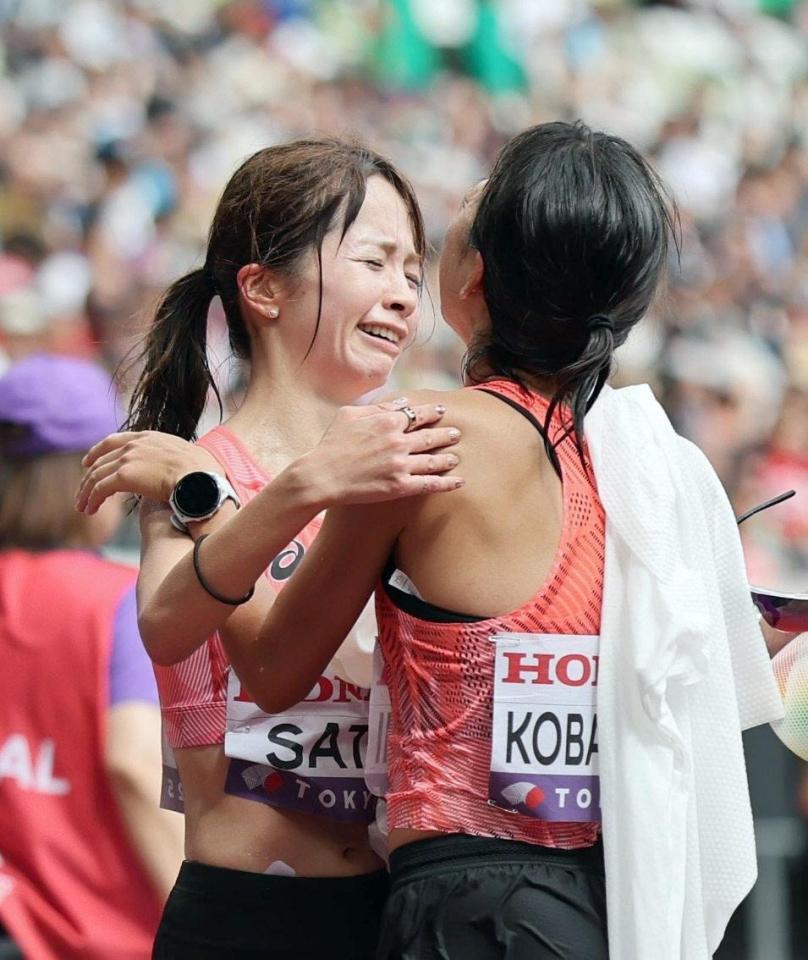 　ゴールし健闘をたたえ合う佐藤早也伽（左）と小林香菜＝１４日