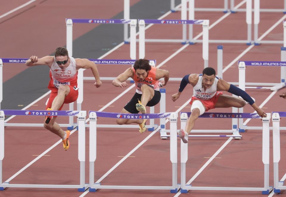 　男子１１０メートル障害予選に臨む泉谷駿介（中央）＝１５日
