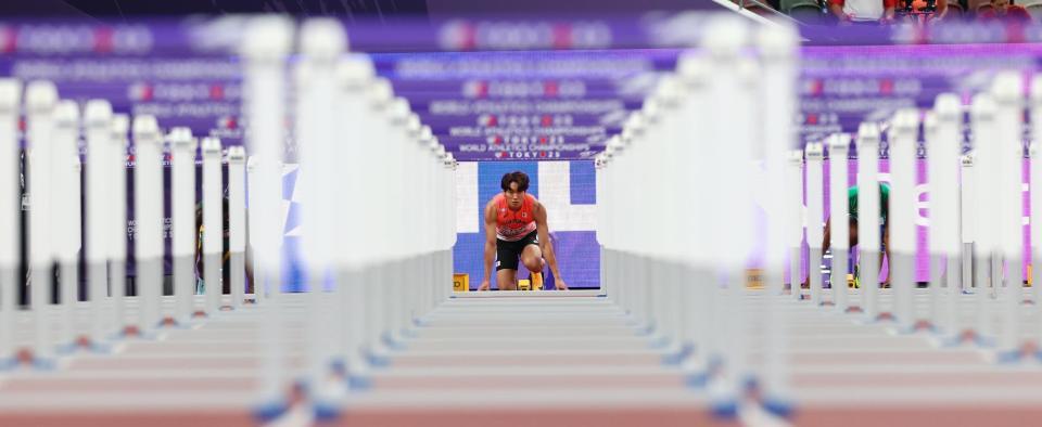 　男子１１０メートル障害予選でスタート位置につく泉谷駿介＝１５日