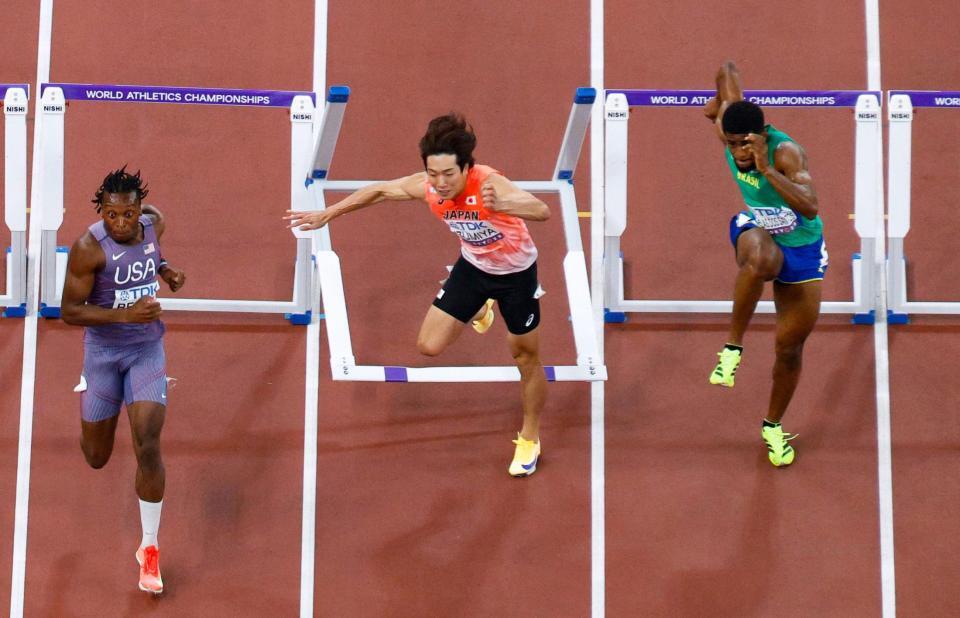 　男子１１０メートル障害準決勝、転倒する泉谷駿介（中央）＝１６日