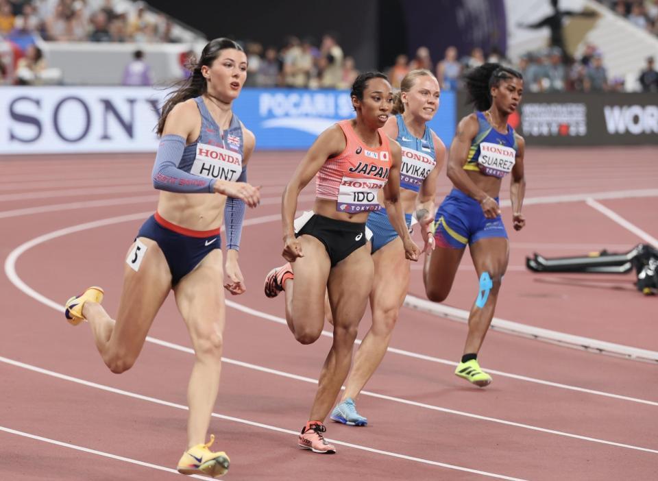 　女子２００メートル予選で力走する井戸アビゲイル風果（撮影・石井剣太郎）