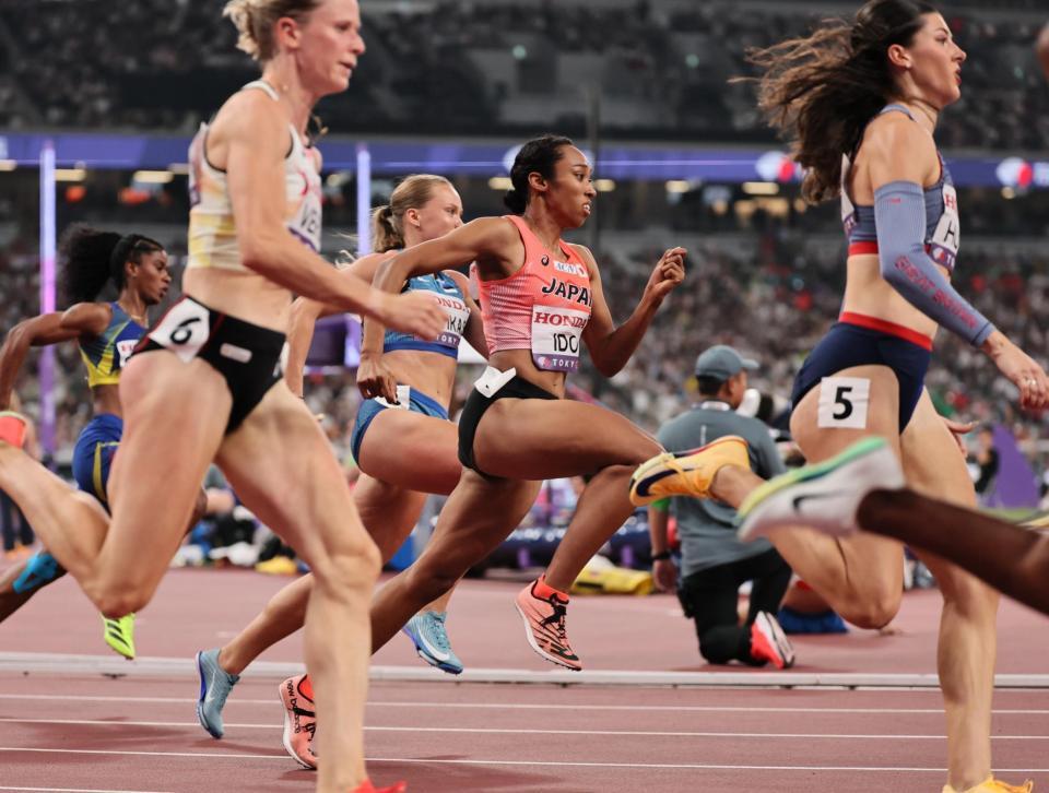 　女子２００メートル予選で力走する井戸アビゲイル風果（中央）