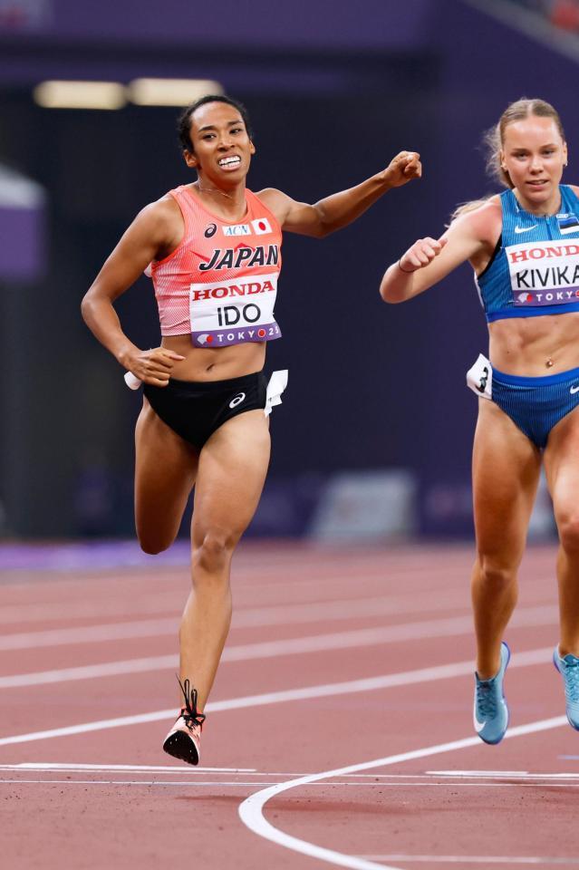 　女子２００メートル予選でゴールする井戸アビゲイル風果（左）