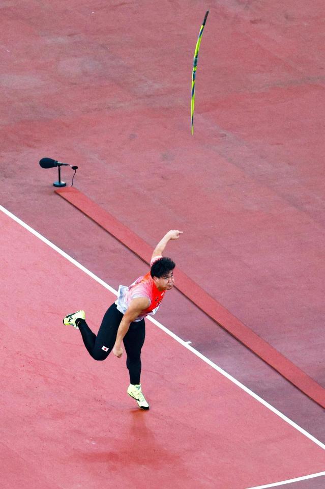 　男子やり投げ予選で投てきする崎山雄太