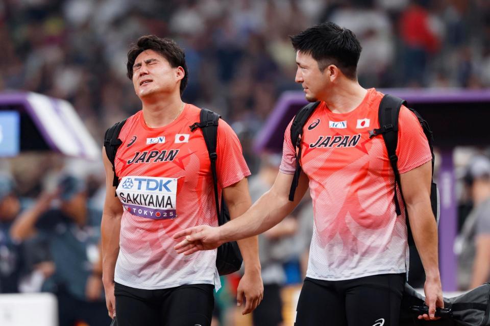 　男子やり投げ予選の競技を終え、引き揚げる崎山雄太（左）とディーン元気