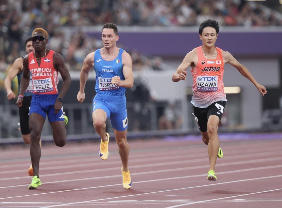 　男子２００メートル予選で力走する鵜澤飛羽（右）＝撮影・石井剣太郎