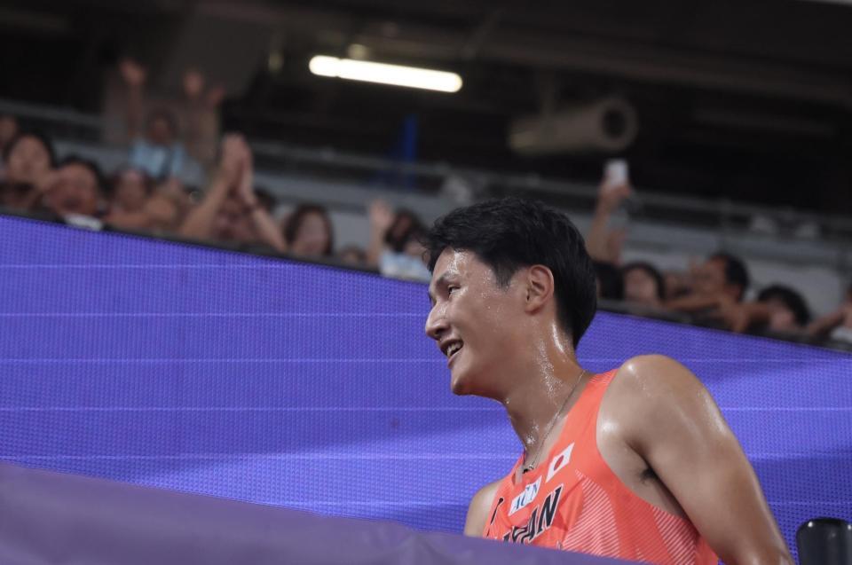 　男子２００メートル予選を突破し、万雷の拍手を浴びる鵜澤飛羽（撮影・石井剣太郎）