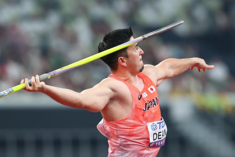 　男子やり投げ予選のディーン元気の１投目