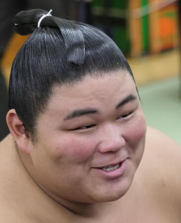 　支度部屋でニコニコの伯桜鵬