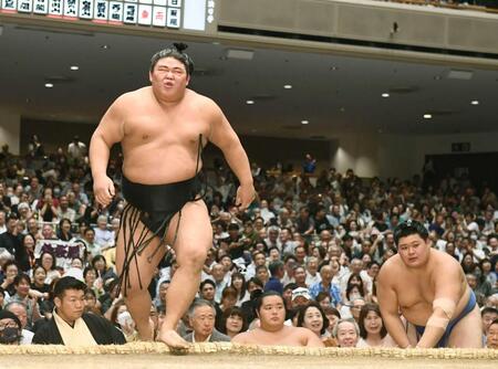 　大の里（右）から金星を挙げた伯桜鵬（撮影・園田高夫）