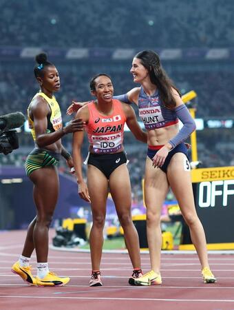 　女子２００メートル予選のレース後、笑顔を見せる井戸アビゲイル風果（中央）