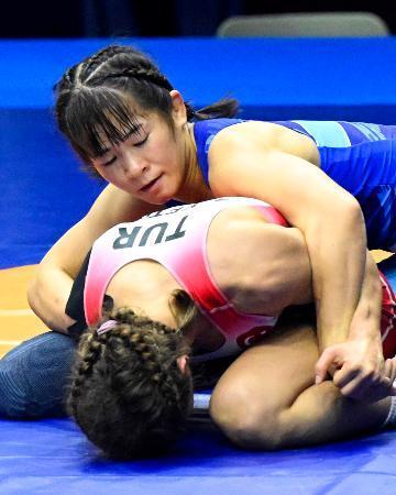 　女子５３キロ級準々決勝でトルコ選手と対戦する村山春菜＝ザグレブ（共同）