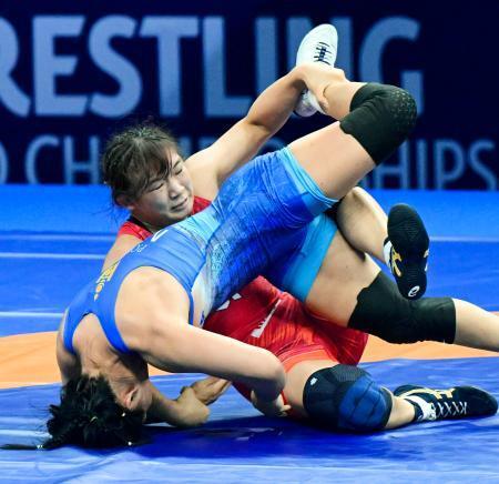 　女子６２キロ級準決勝でモンゴル選手と対戦する元木咲良＝ザグレブ（共同）