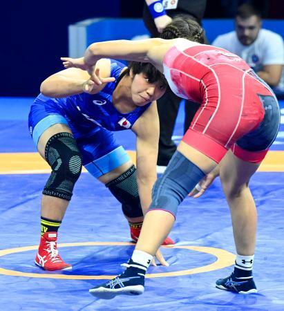 　女子６８キロ級準決勝でトルコ選手と対戦する石井亜海＝ザグレブ（共同）