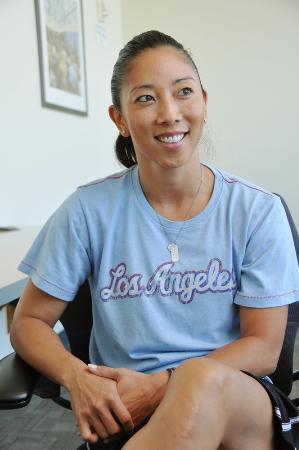 　ロサンゼルスで取材に応じるナタリー・ナカセさん＝２０１４年９月