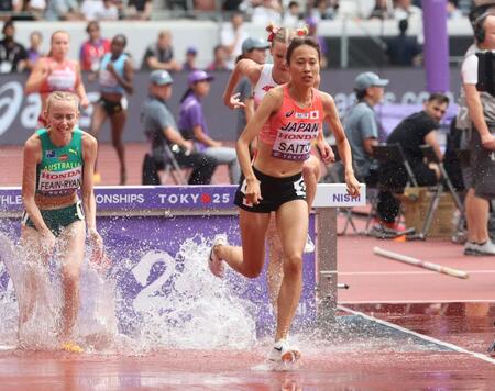 　女子３０００メートル障害予選で、日本記録を更新した斎藤みう（中央）＝撮影・石井剣太郎