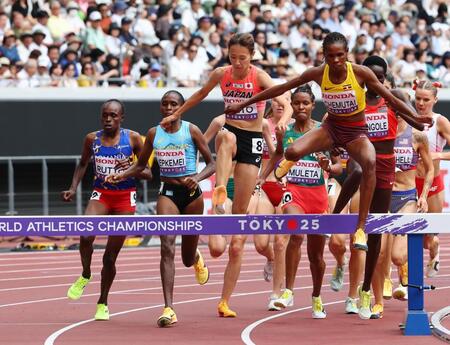 　女子３０００メートル障害予選で力走する斎藤みう（中央）　