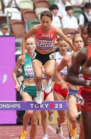 　女子３０００メートル障害予選　力走する斎藤みう（中央）