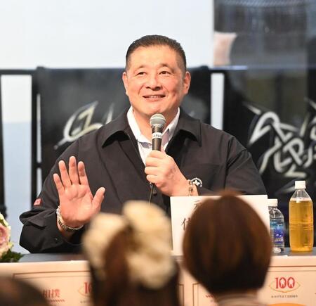 　トークショーを盛り上げる元琴ノ若の佐渡ケ嶽親方（撮影・園田高夫）