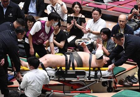 　担架で運ばれる鳴滝（撮影・園田高夫）