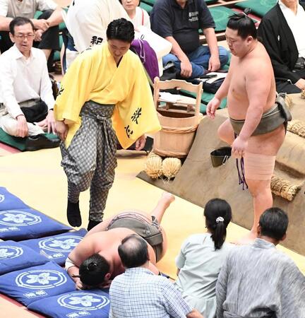 　土俵下でうずくまる鳴滝（撮影・園田高夫）