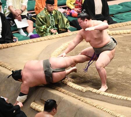 　鳴滝（左）を押し倒しで破った松井（撮影・園田高夫）