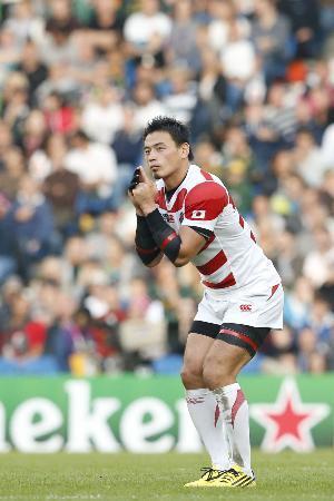 　２０１５年９月、ラグビーＷ杯イングランド大会の南アフリカ戦で、キックの前に狙いを定める五郎丸歩さん＝ブライトン（共同）