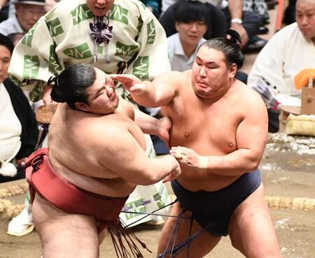 　強烈な突きで熱海富士（左）をのけぞらせる豊昇龍（撮影・園田高夫）