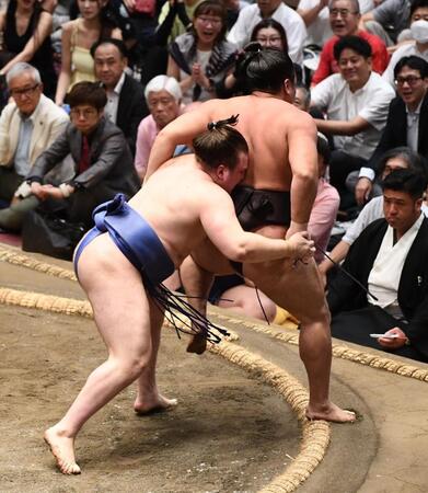 　霧島（右）を送り出しで破った安青錦（撮影・園田高夫）