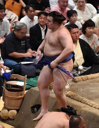 　全勝の霧島に土を付け懸賞金を手にする安青錦（撮影・園田高夫）