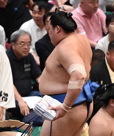 　分厚い懸賞の束を手にする大の里（撮影・園田高夫）