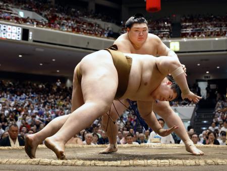 　大の里（奥）が突き落としで王鵬を下す＝両国国技館