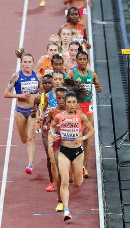 　力走する田中希実（手前）