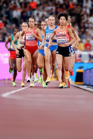 　力走する広中璃梨佳（右端）