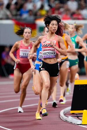 　力走する広中璃梨佳（手前）