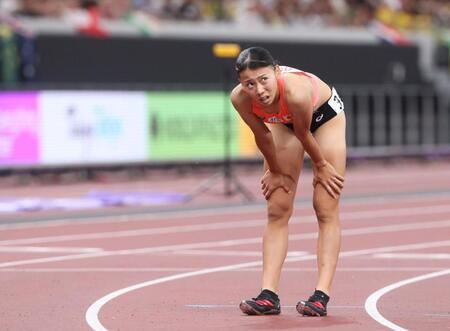 　女子８００メートル予選で敗れた久保凛（撮影・石井剣太郎）