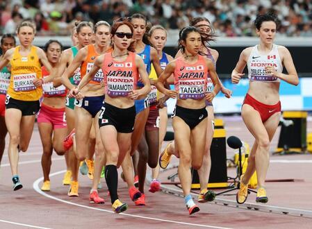 　力走する山本有真（中央左）と田中希実（同右）