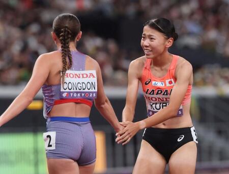　女子８００メートル予選で敗れた久保凛（右）は海外の選手と健闘をたたえ合う（撮影・石井剣太郎）