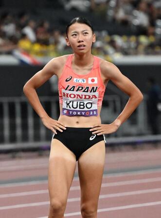 　女子８００メートル予選でゴールし、電光掲示板を見つめる久保凛